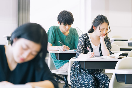 教室里认真学习的大学生图片