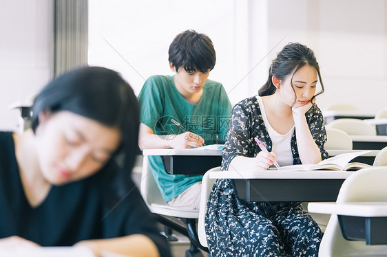 教室里认真学习的大学生图片