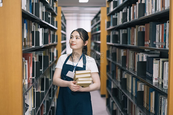 大学女生图书馆学习图片