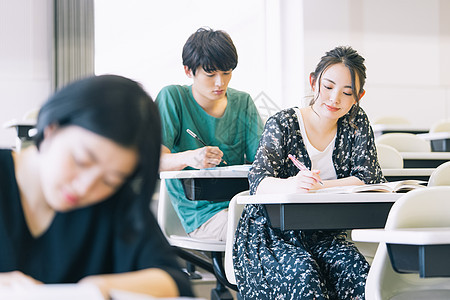 大学课堂上认真听课的学生图片