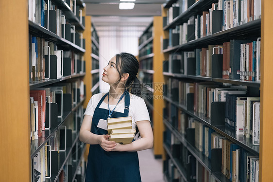 图书馆的女性图片