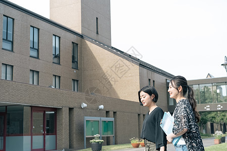 校园里的女大学生图片