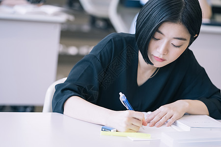 上课记笔记的大学生图片