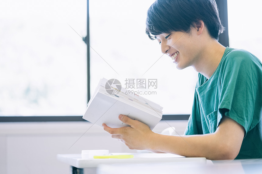 看书学习的大学男生图片