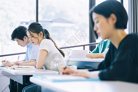 记笔记的大学男生图片