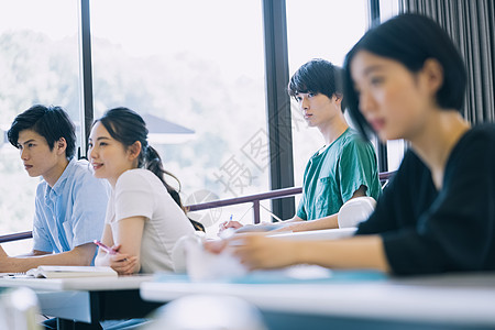 上课听讲的大学生图片