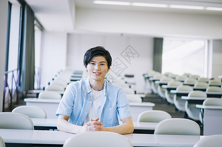 课堂里的男大学生图片