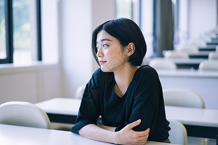 课堂里的女大学生图片