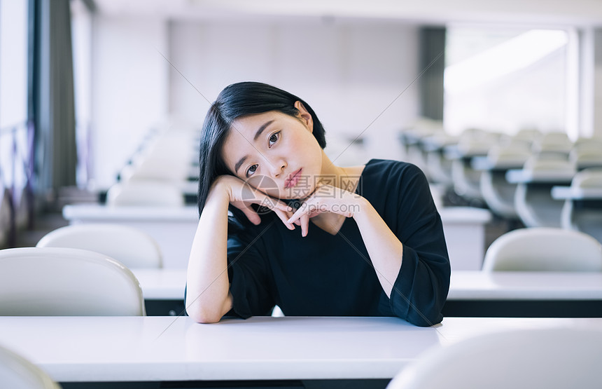 课堂上的女大学生图片