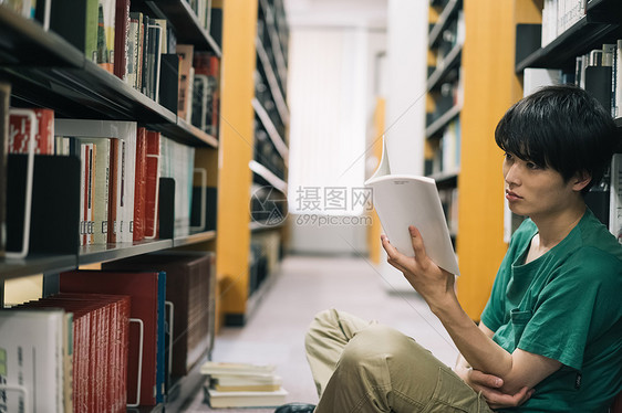 图书馆里的男大学生图片