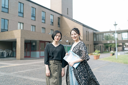 校园里的大学女生图片