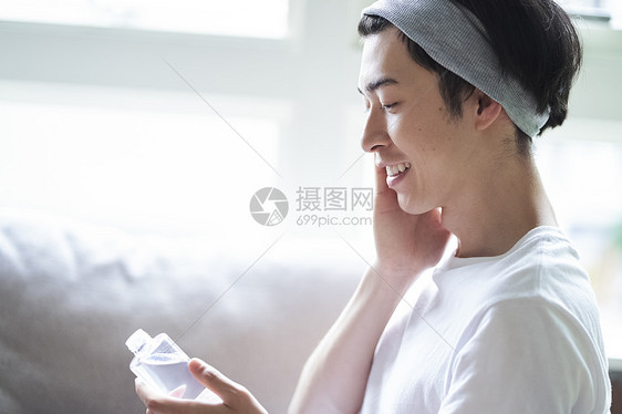 青年男子爽肤水护肤图片