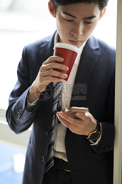 看着手机的商务男士图片