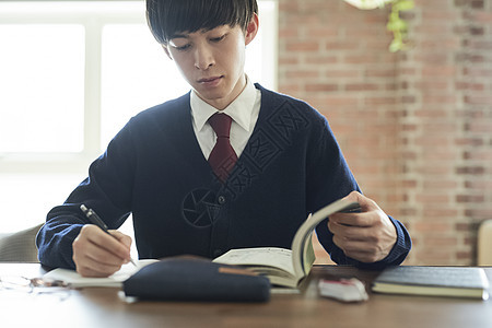 看书学习的青年男子图片