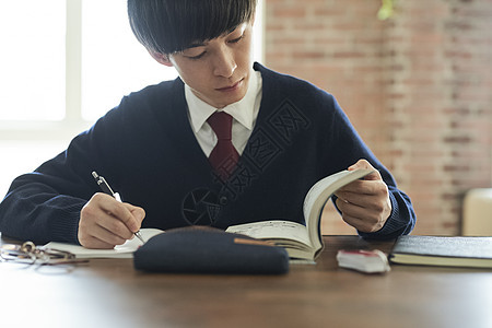 看书学习的青年男子图片