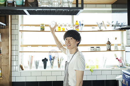 遵守笑脸熟的男生活方式厨房咖啡馆图片