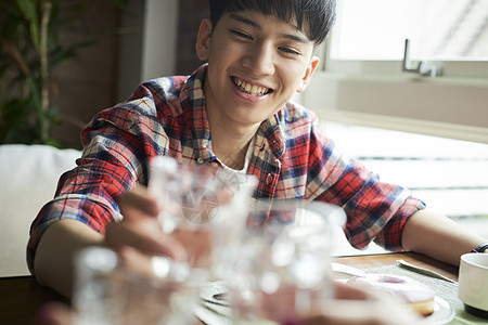 幸福下午茶时间年轻朋友们的男人生活图片