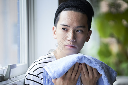 美貌的面部亚洲人男美容洗面奶图片