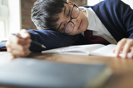 图书馆咖啡人类男孩男学生学习图片