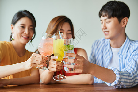度假年轻人碰杯庆祝喝酒图片