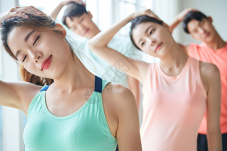 美女运动多人图片