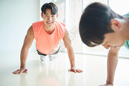 运动俱乐部男士做俯卧撑锻炼图片