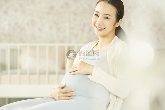 怀孕女人微笑照图片