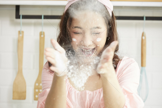 女孩在厨房准备饭菜图片