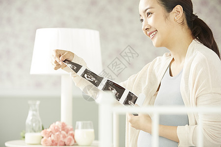 怀孕的女人看扫描影像图片