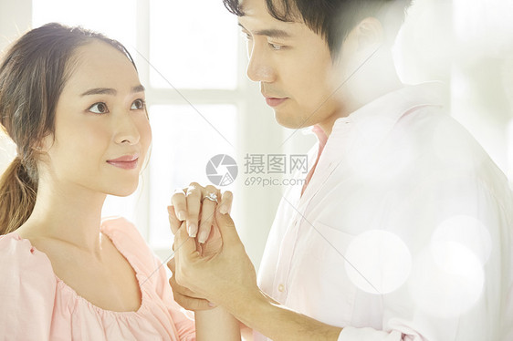 丈夫深情地握着妻子的手图片