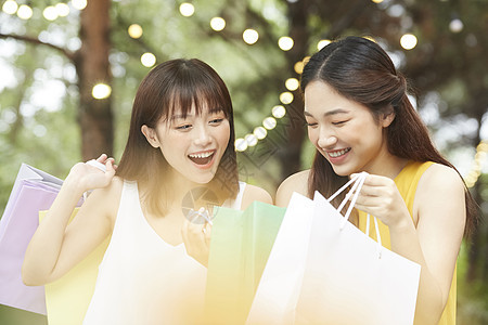 两个年轻女人开心购物图片
