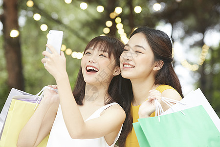 两个年轻女人开心购物图片
