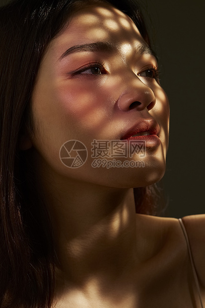 暗调面部美妆女性图片