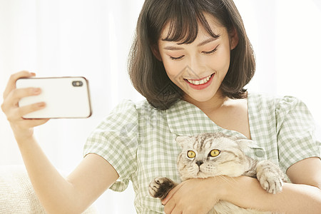 女人家里养着宠物猫自拍图片