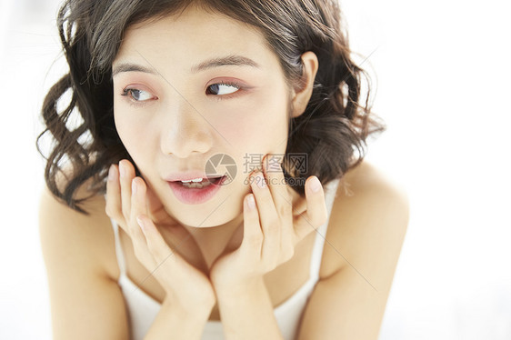 洗脸护肤的年轻女子图片