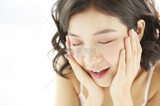 洗脸护肤的年轻女子图片