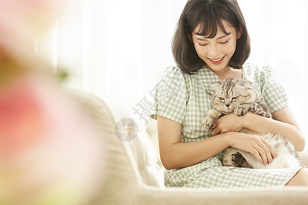 年轻女孩抱着宠物猫猫图片