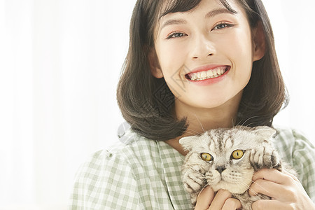 青年女性抱着宠物猫咪图片