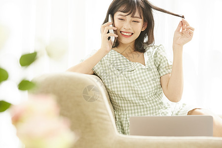 秋高气爽花朵接触女生轻松女生活方式背景