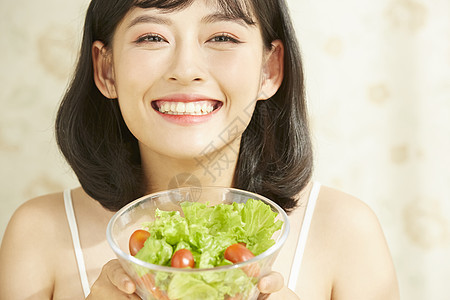 拿着蔬菜沙拉的年轻女子图片