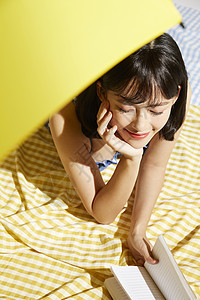 夏日度假的年轻女人图片