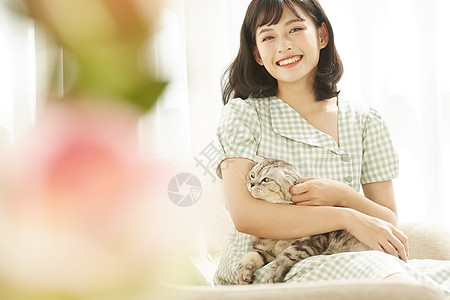 年轻女孩抱着宠物猫猫图片