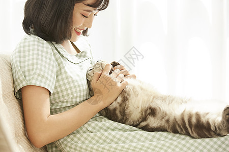 年轻女孩抱着宠物猫猫图片