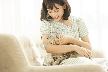 年轻女孩抱着宠物猫猫图片