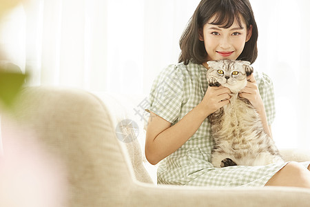 年轻女孩抱着宠物猫猫图片