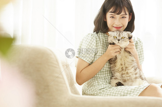 年轻女孩抱着宠物猫猫图片