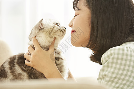 居家美女与猫咪图片