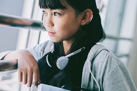 戴耳机的小学生女孩图片