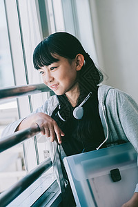 戴耳机的小学生女孩图片