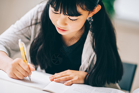 女孩在教室学习图片